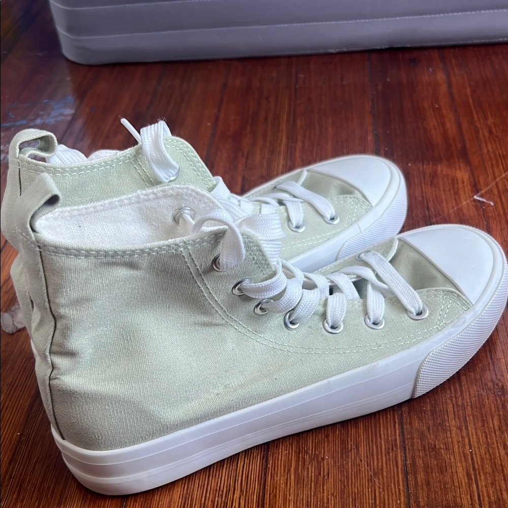 Size 6 woman’s converse like lace sneaker 🍋‍🟩🍋‍🟩